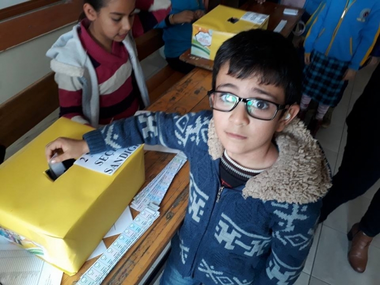 Öğrenciler Sandığa Gitti