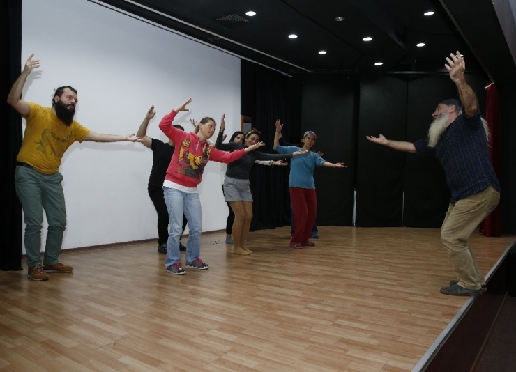 Tiyatrocu Demir’den ‘Oyunculuk Atölyesi’