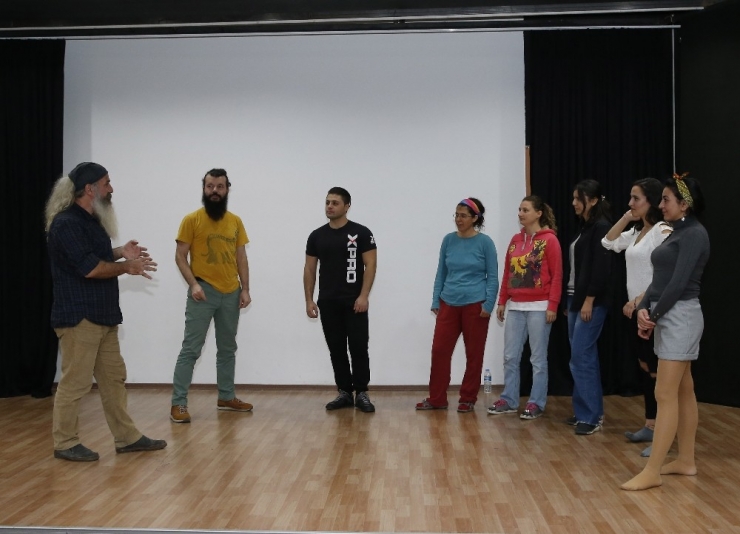 Tiyatrocu Demir’den ‘Oyunculuk Atölyesi’