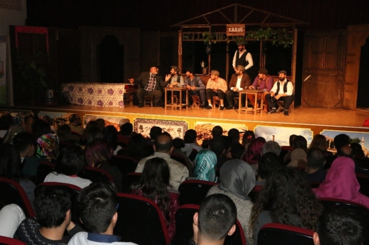 Şehir Tiyatrosu Komşu Köyün Delisi İle Perdelerini Açtı