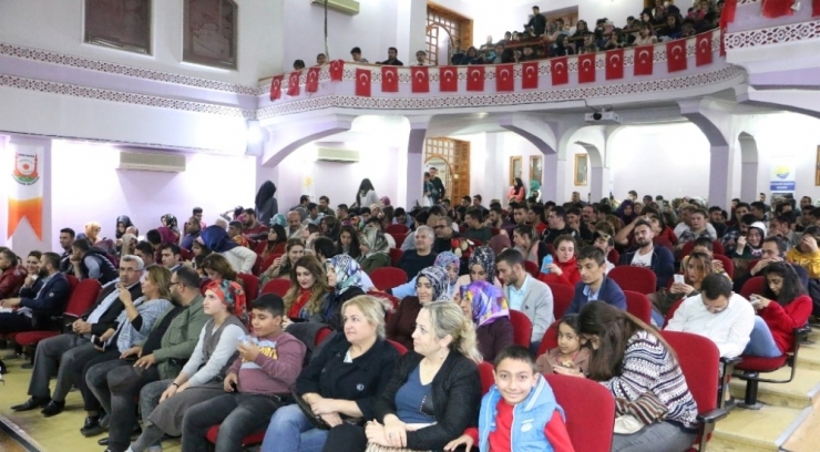 Şehir Tiyatrosu Komşu Köyün Delisi İle Perdelerini Açtı