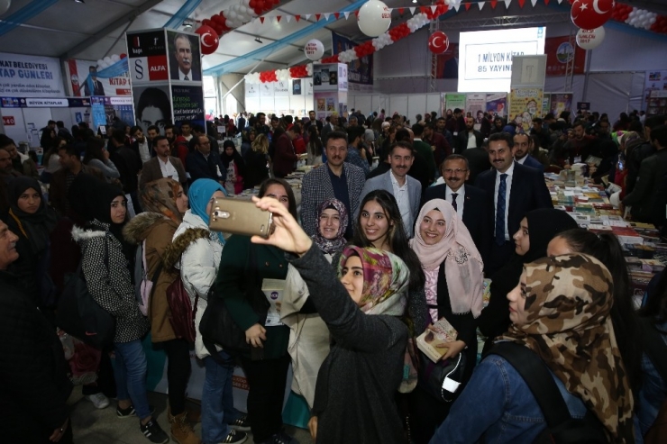 Tokat Kitap Fuarı Okurlarla Yazarları Buluşturuyor