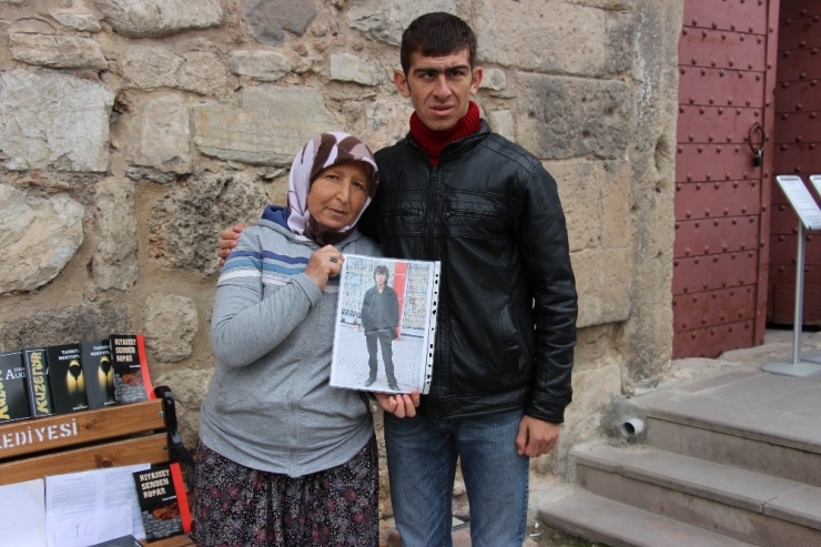 Vasiyetini Yazdıktan Sonra Ölen Gencin Kitaplarını Annesi Bastırdı