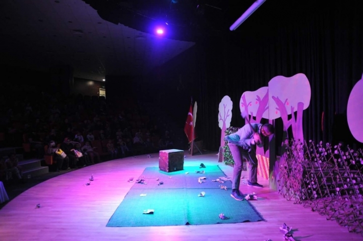 Adnan Menderes Kültür Merkezi’nde Çocuklar Unutulmuyor