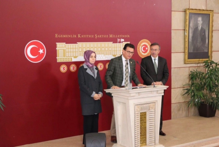 Ak Partili Uslu: "Sığınmacılar, Avrupa’daki Dikenli Tel Üreticilerini Sevindiriyor "