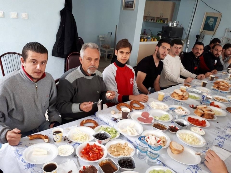 Başkan Duymuş, Futbolcular Ve Takım Yöneticileriyle Bir Araya Geldi