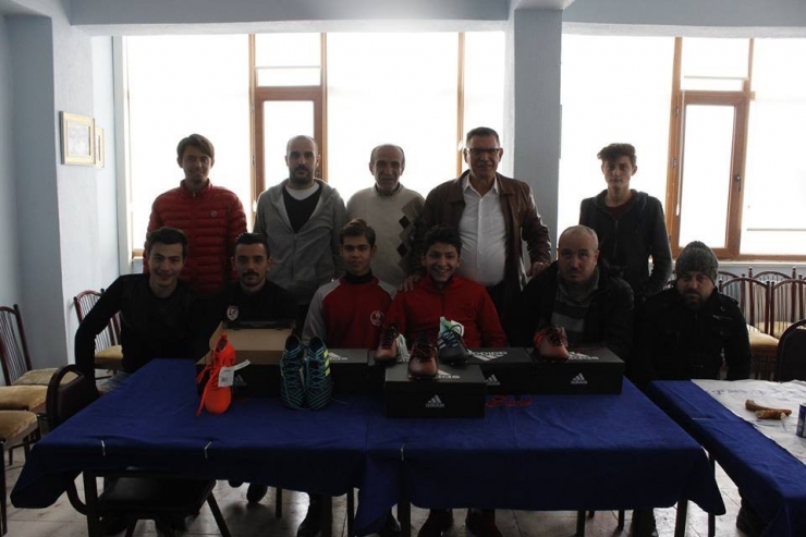 Başkan Duymuş, Futbolcular Ve Takım Yöneticileriyle Bir Araya Geldi