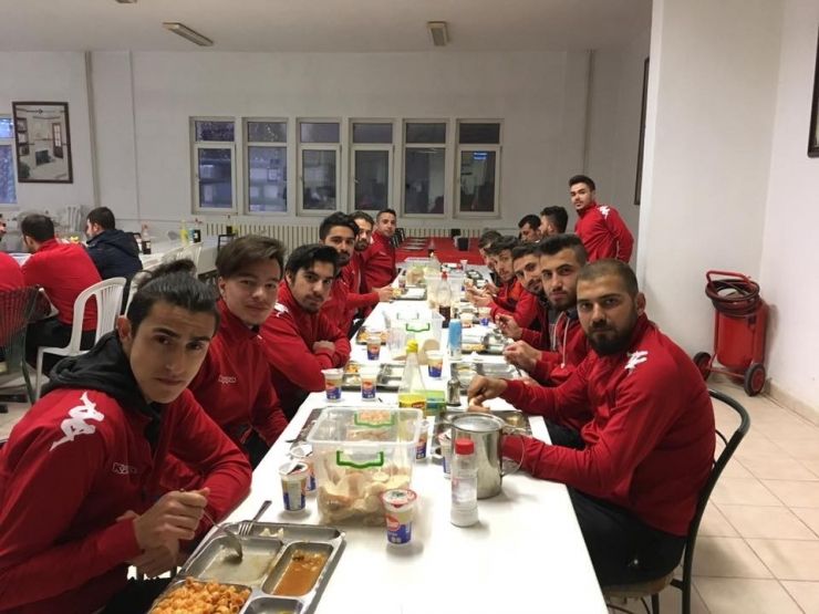 Bilecikspor Ve Söğütsporlu Oyuncular Dostluk Yemeğinde Buluştu