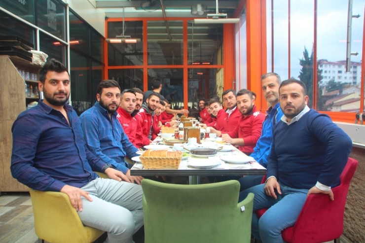 Bilecikspor Ve Söğütsporlu Oyuncular Dostluk Yemeğinde Buluştu
