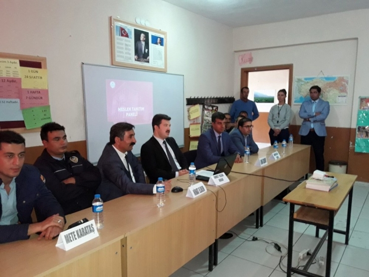 Köy Öğrencilerine Meslek Tanıtım Semineri