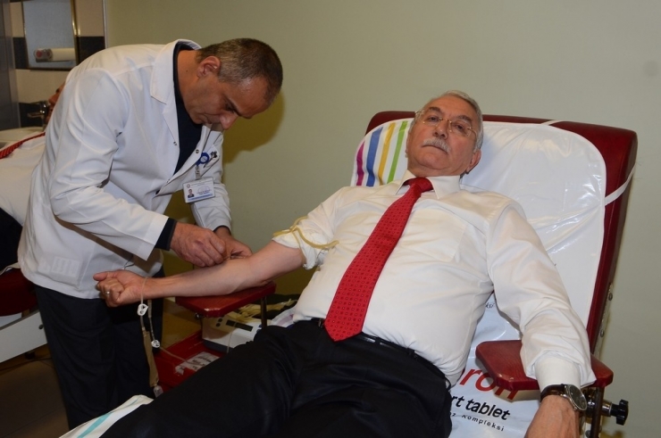 Esogü Yöneticilerinden Kızılay’a Kan Bağışı Yapma Çağrısı