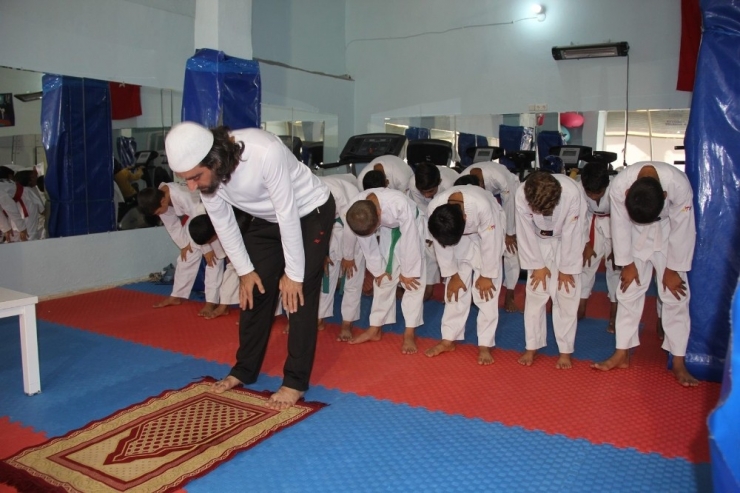 Gençler Hem Spor Yapıyor Hem De Kuran-ı Kerim Öğreniyor