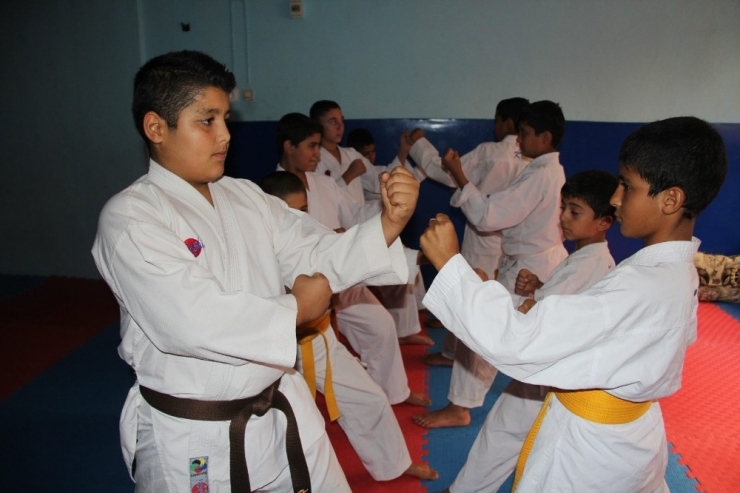 Gençler Hem Spor Yapıyor Hem De Kuran-ı Kerim Öğreniyor