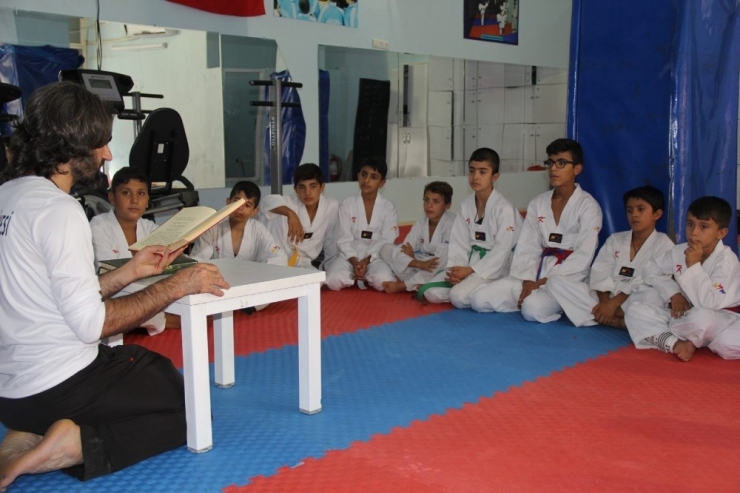 Gençler Hem Spor Yapıyor Hem De Kuran-ı Kerim Öğreniyor