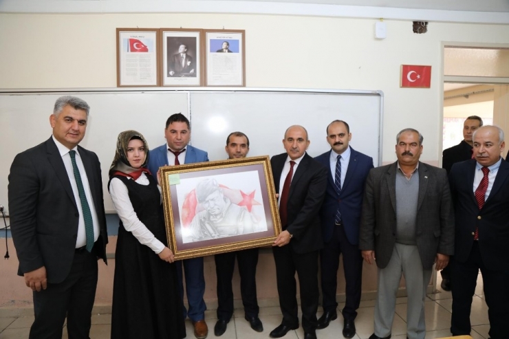 Başkan Kara Öğrencilere Okul Kıyafetleri Dağıttı