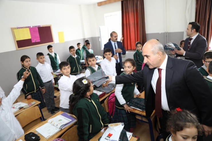 Başkan Kara Öğrencilere Okul Kıyafetleri Dağıttı