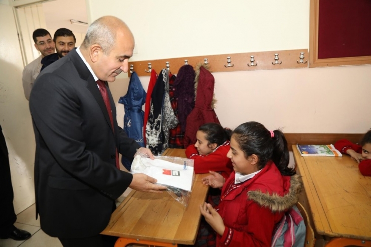 Başkan Kara Öğrencilere Okul Kıyafetleri Dağıttı