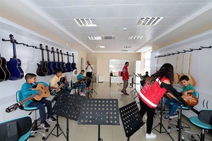 Suriyeli Sokak Çocukları Spor Etkinlikleri İle Rehabilite Ediliyor