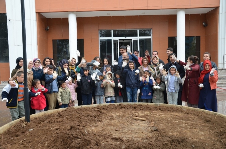 Özel Öğrenciler Lale Soğanlarını Toprakla Buluşturdu