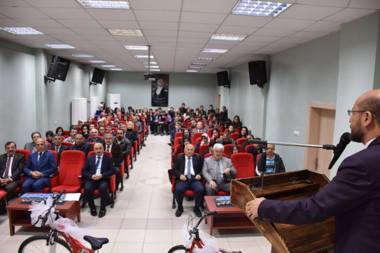 Niksar’da Okuma Yarışmasının Ödülleri Verildi