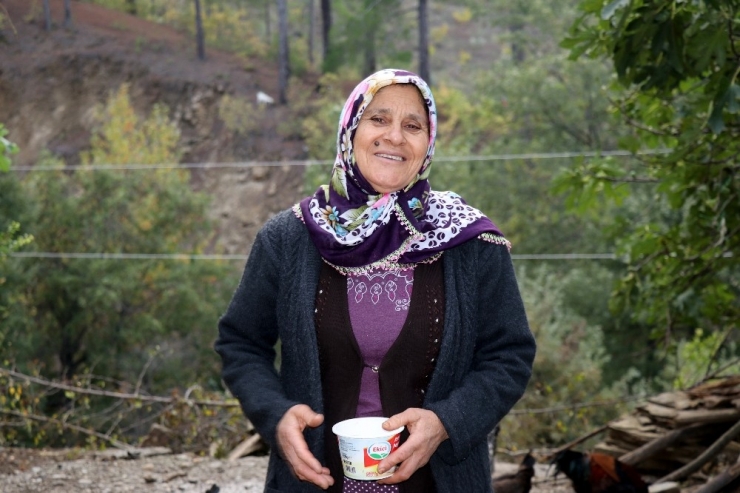 Trafik Kazasıyla Gelen Mani Söyleme Hastalığı Ümmani Teyzenin Evine Neşe Getirdi