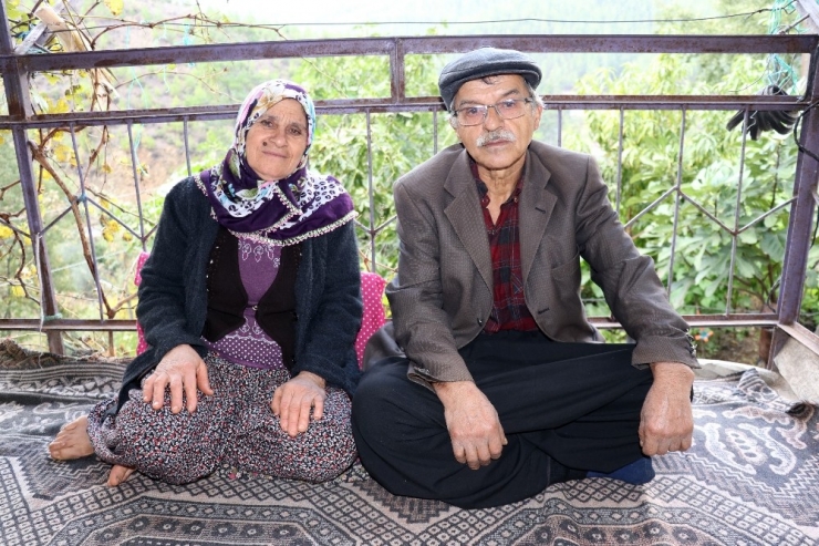 Trafik Kazasıyla Gelen Mani Söyleme Hastalığı Ümmani Teyzenin Evine Neşe Getirdi