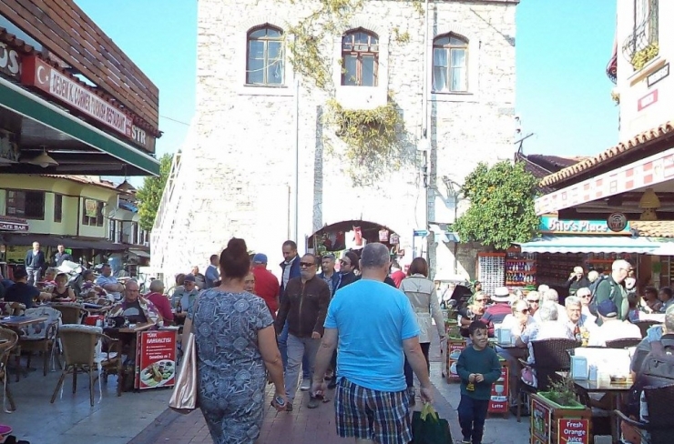 Kuşadası’na Yıl İçinde 130 Gemiyle 119 Bin 84 Turist Giriş Yaptı