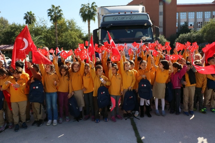 Adana’dan Suriye’ye 12 Bin 700 Okul Çantası Gönderildi