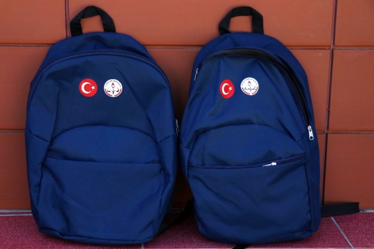 Adana’dan Suriye’ye 12 Bin 700 Okul Çantası Gönderildi