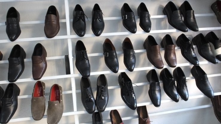 Burhaniye’de Ayakkabı Hastanesi İlgi Gördü