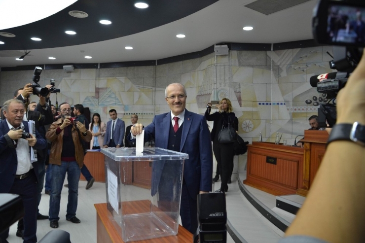 Zekai Kafaoğlu, Balıkesir Büyükşehir Belediye Başkanlığı’na Seçildi