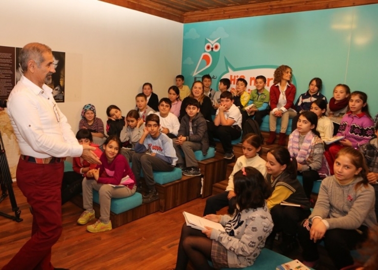 Akbaba: "Kitaplarım Çocuklarım Gibidir"