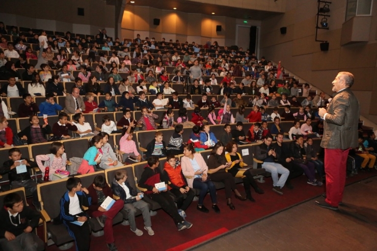 Akbaba: "Kitaplarım Çocuklarım Gibidir"