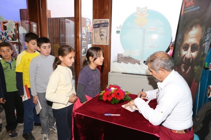 Akbaba: "Kitaplarım Çocuklarım Gibidir"