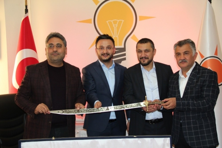 Çat Belediye Başkanı Duru, Ak Parti İl Başkanı Yanar’a ’15 Temmuz Adalet Kılıcı’ Hediye Etti