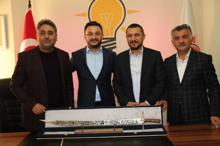 Çat Belediye Başkanı Duru, Ak Parti İl Başkanı Yanar’a ’15 Temmuz Adalet Kılıcı’ Hediye Etti