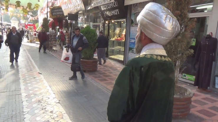 Osmanlı Kıyafetleri İle Türbeleri Geziyor