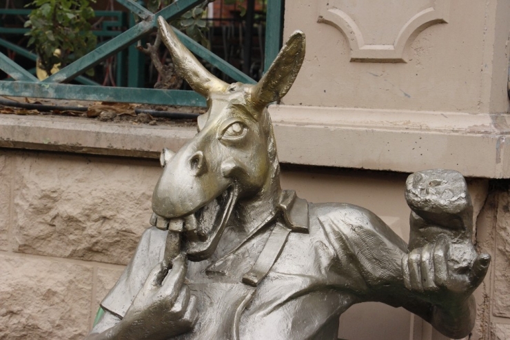 ‘Çekirdek Çitleyen Eşek’ Koparılan Kulaklarına Kavuştu