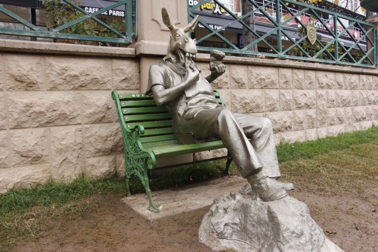 ‘Çekirdek Çitleyen Eşek’ Koparılan Kulaklarına Kavuştu