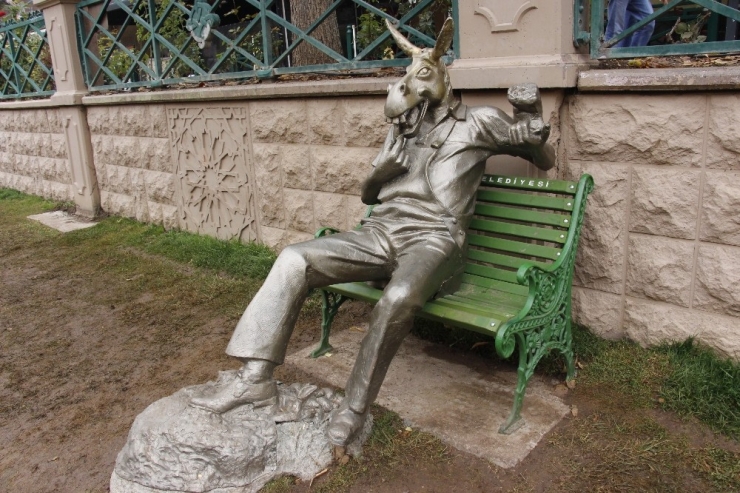 ‘Çekirdek Çitleyen Eşek’ Koparılan Kulaklarına Kavuştu