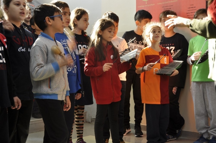 Küçüklerden Oluşan Dev Koro