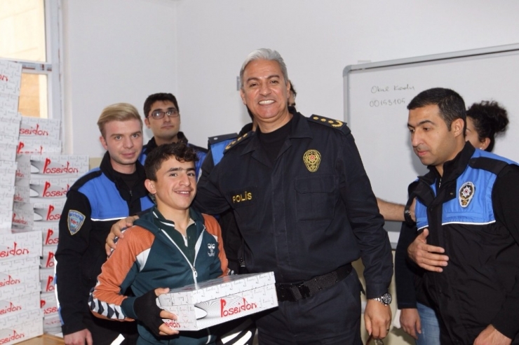 Hakkarili 200 Öğrenciye Ayakkabı Yardımı