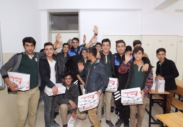 Hakkarili 200 Öğrenciye Ayakkabı Yardımı