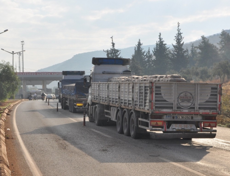 Cilvegözü Sınır Kapısı’ndan Ticari Ve Yardım Tırlarının Çıkışı Sürüyor