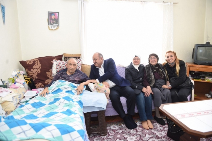 Başkan Babaş’tan Yaşlı Bakım Merkezi İle Sosyal Market’e Ziyaret