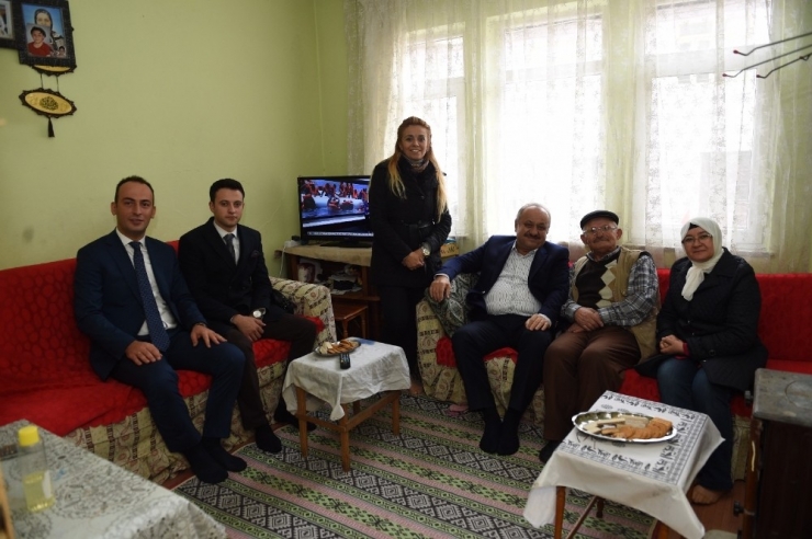 Başkan Babaş’tan Yaşlı Bakım Merkezi İle Sosyal Market’e Ziyaret