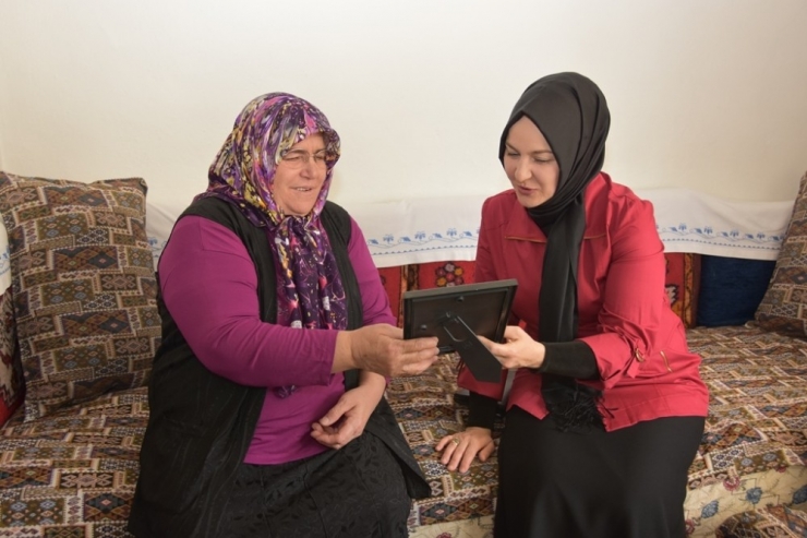 Fatma Çolakbayrakdar Yaşlıları Ziyaret Etti