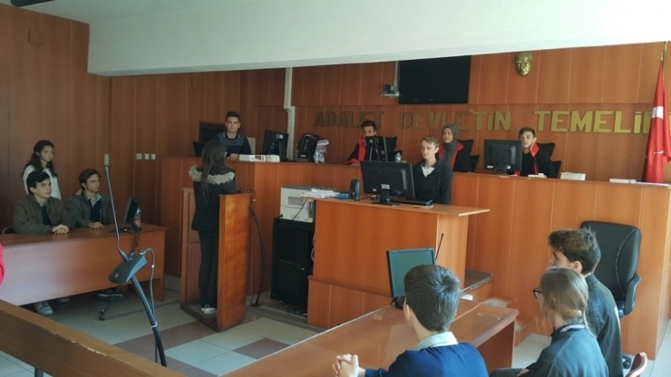 Burhaniye’de Hukuk Sevdalıları Adliyeyi Ziyaret Etti