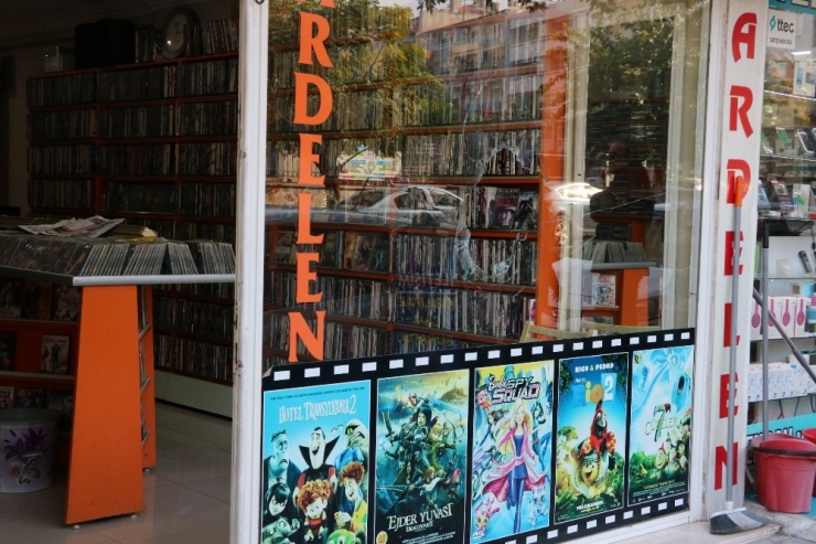 Mhp’li İlçe Başkanının Dükkanı Kurşunlandı