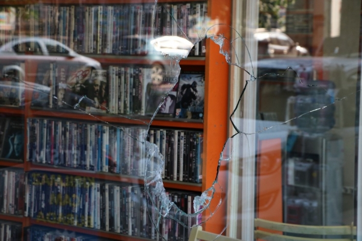 Mhp’li İlçe Başkanının Dükkanı Kurşunlandı